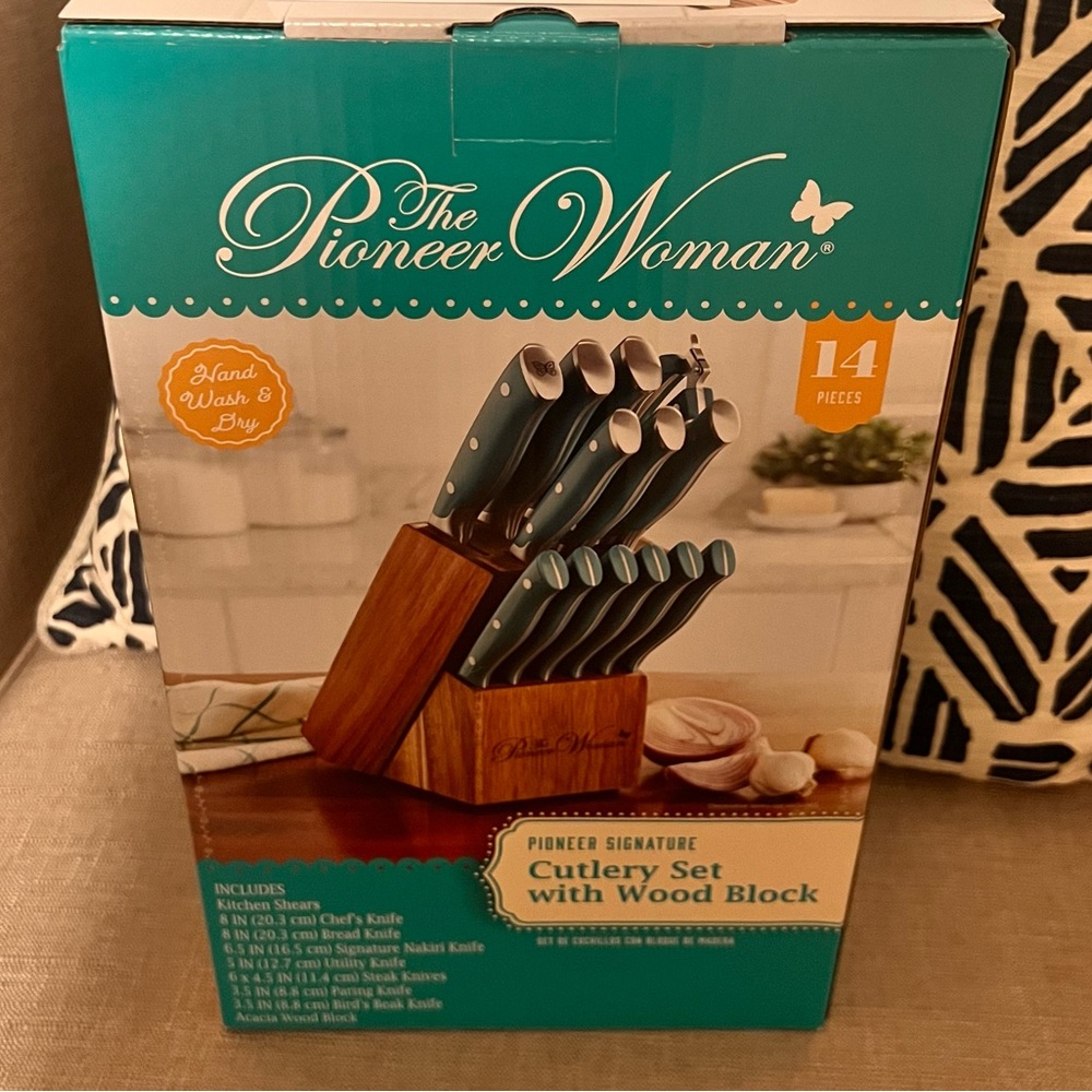 The Pioneer Woman Signature Blue Cutlery Set with Wood Block